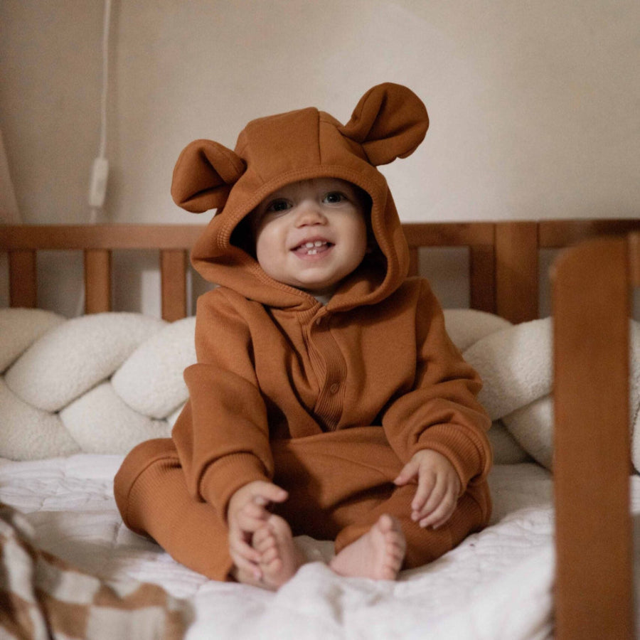 Lasten ja vauvan jumpsuit nallen korvilla kevääseen ja kesään