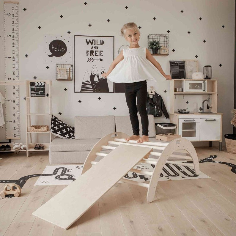 Montessori lasten kiipeilykaari rampilla
