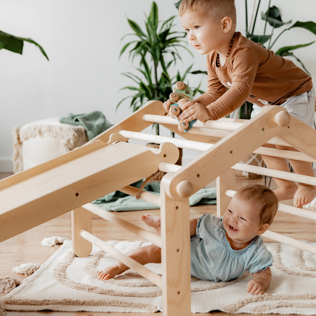 Mopitri Lasten kiipeilykolmio liukumaella