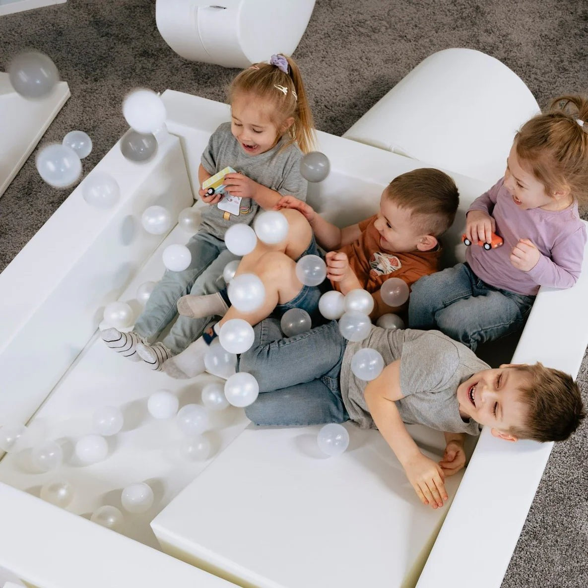 Soft play valkoiset pallot pallomereen