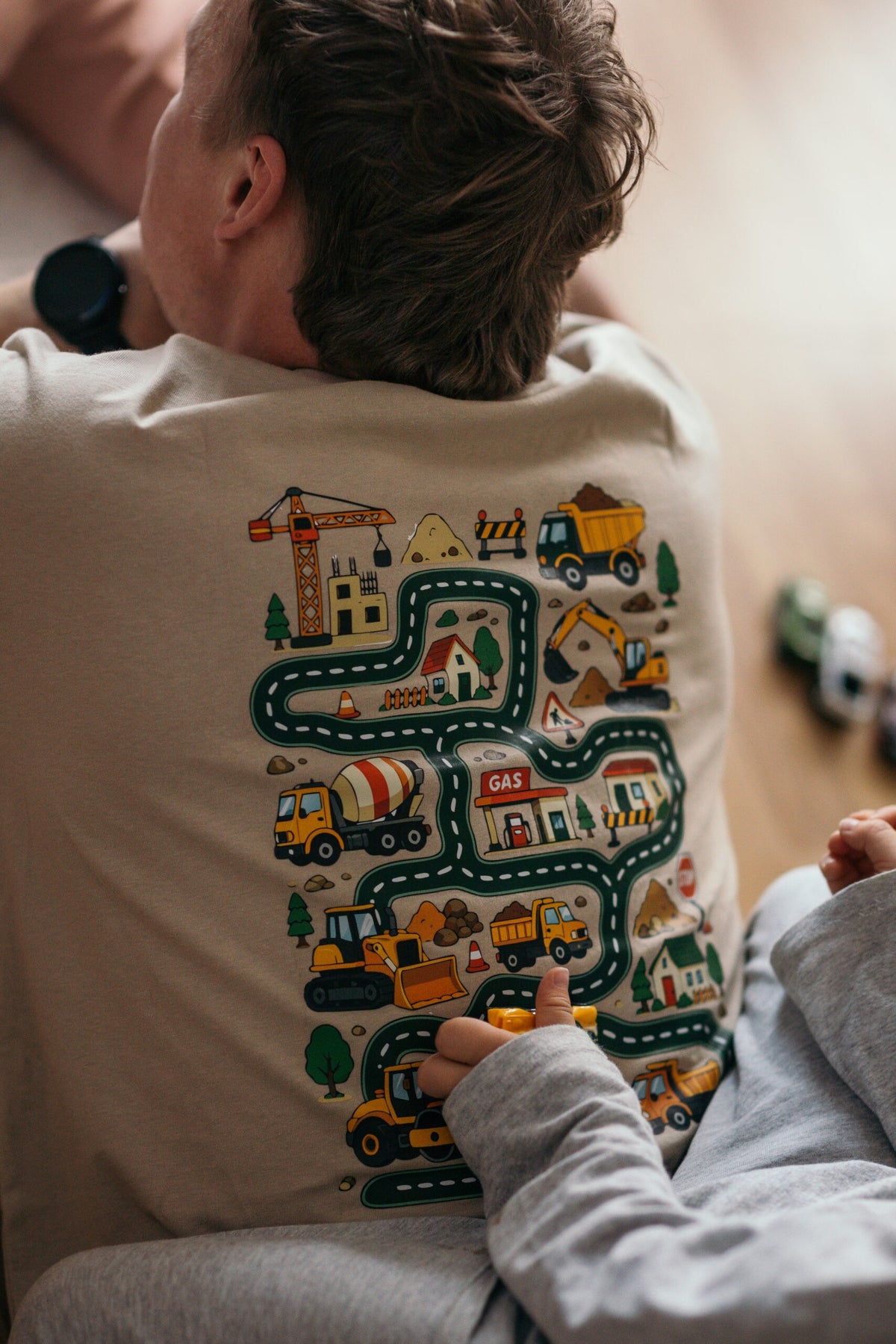 Isänpäivälahja, T-paita isälle "Dad of the Year"-tekstillä ja takana ajorata lapsille